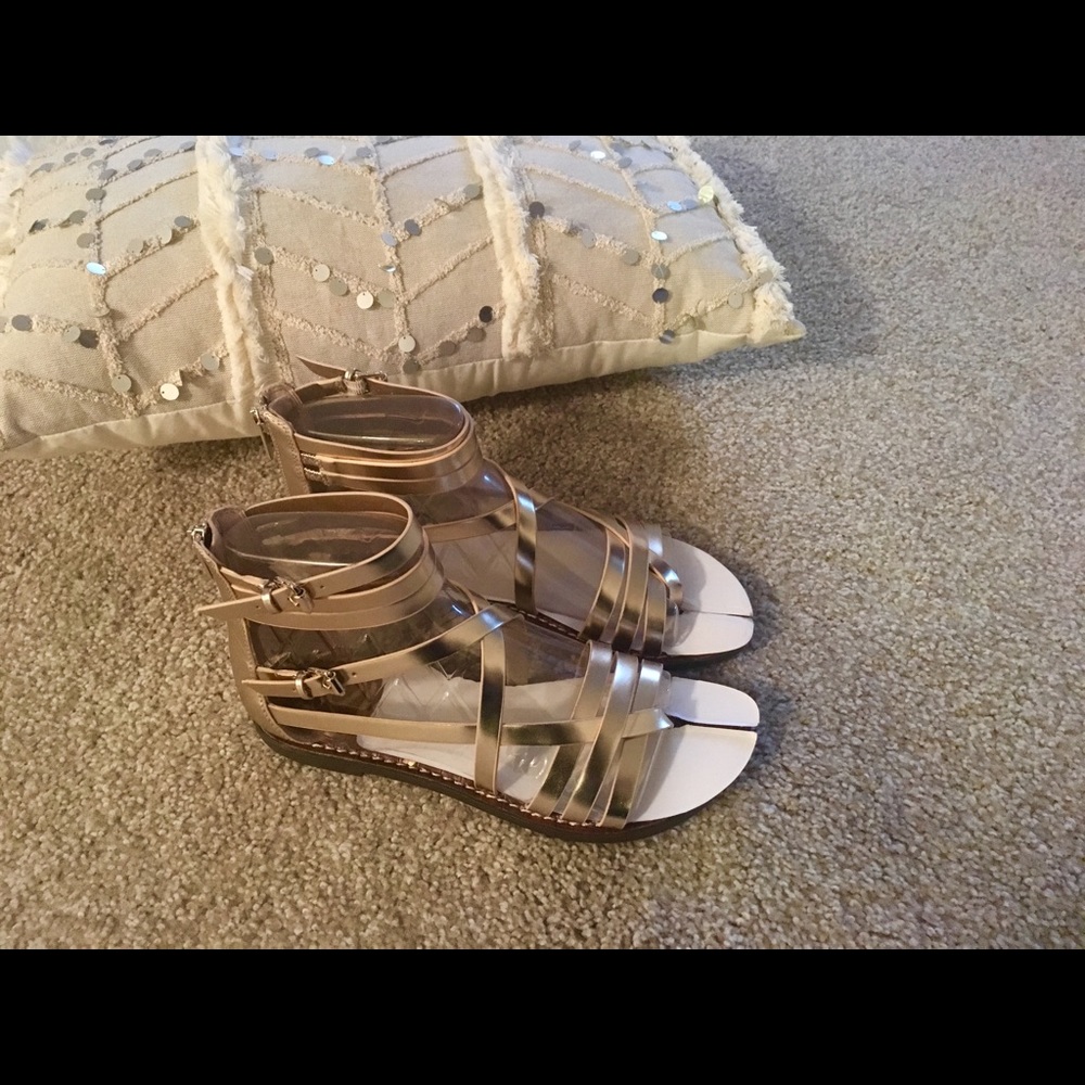 Lovely pair of metallic strappy flats!